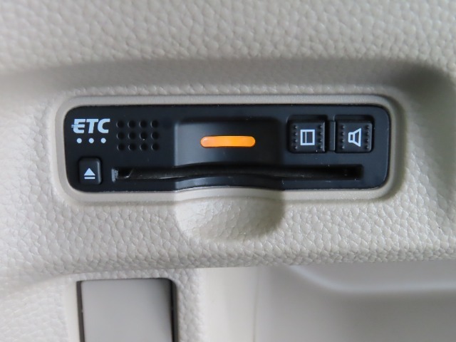 『ETC搭載』　高速利用時に便利なETCを搭載しております。高速道路での利用がスムーズになります！これで長旅も楽々♪納車時にセットアップをさせていただきますので、カードを差し込むだけでご利用いただけま