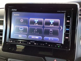 ギャザズメモリーナビ(VXM-184VFi)が装着されております。AM、FM、CD、DVD再生、フルセグTV、Bluetoothがご使用いただけます。初めて訪れた場所でも道に迷わず安心ですね！