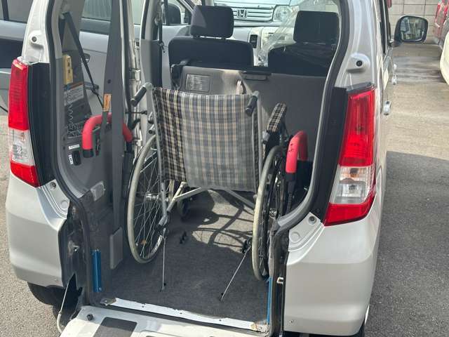 車いす方の乗車は、ウインチで車いすを車内へ電動ウインチでラクラク乗り入れ。操作リモコンは、車いすの押し手にセットして使うことができます。