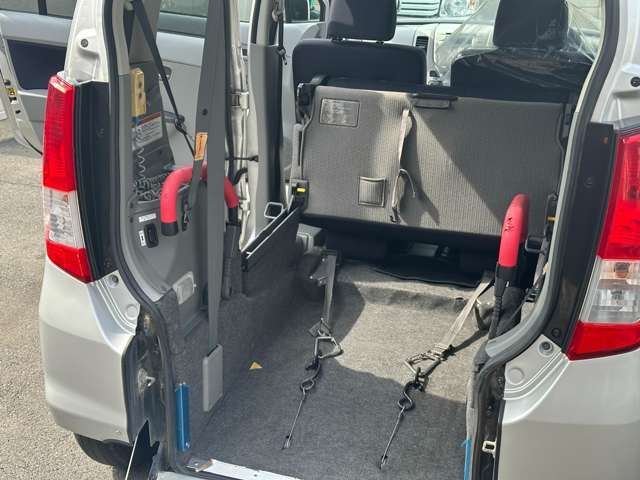 車いすの方に、もっとゆとりと安らぎをもちろん車いすでお乗りになる方のスペースもしっかり確保。 手すりや収納なども備わっているので、快適に過ごせます。
