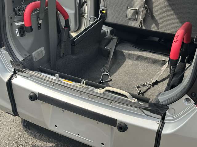 車いすの方に、もっとゆとりと安らぎをもちろん車いすでお乗りになる方のスペースもしっかり確保。 手すりや収納なども備わっているので、快適に過ごせます。