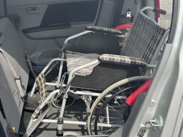 車いす方の乗車は、ウインチで車いすを車内へ電動ウインチでラクラク乗り入れ。操作リモコンは、車いすの押し手にセットして使うことができます。