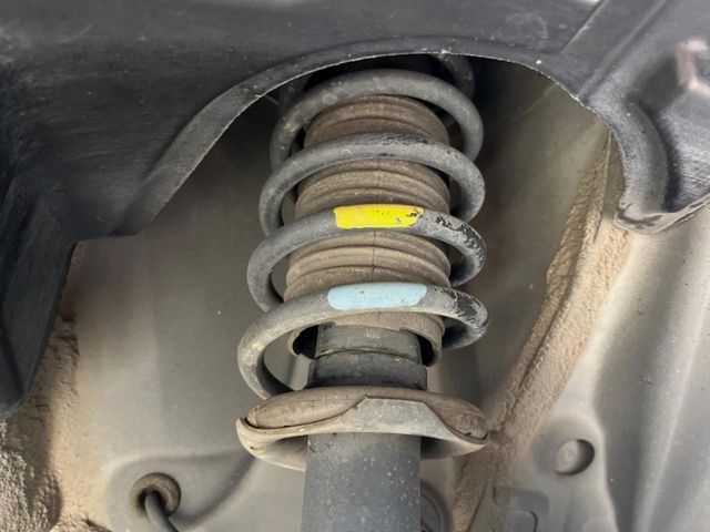 お車を安心してお乗りいただく為には、足回りの定期点検が欠かせません。サービスサポート（有償保証）では無料点検もご提供しており、安心のカーライフをお過ごしいただけるサポート体制が整っています。