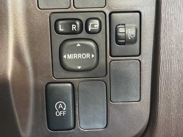 【電動格納ミラー】サイドミラーは電動格納式となっており、狭い駐車場でもキズがつくリスクを抑えられます。