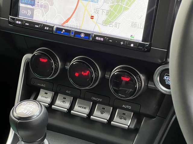 エアコンはダイヤル操作のディスプレイタイプ。運転中でもパッと操作が可能で、尚且つインテリアを崩さないデザインです。運転席、助手席独立型ですので同乗者も快適にドライブをお楽しみいただけます。