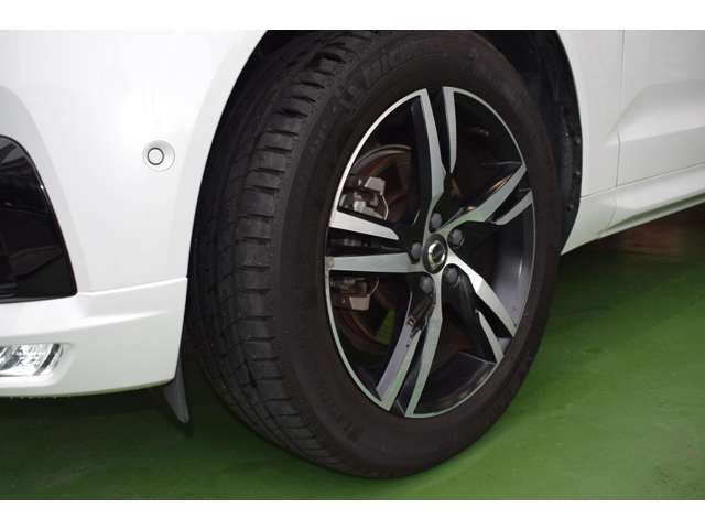 車検、板金なども、安価で安心を常に目指しております。タイヤ、ナビなどのカー用品、任意保険までトータルで安心のカーライフをお約束します。当店で購入されたお客様は、洗車が無料です！（予約制）