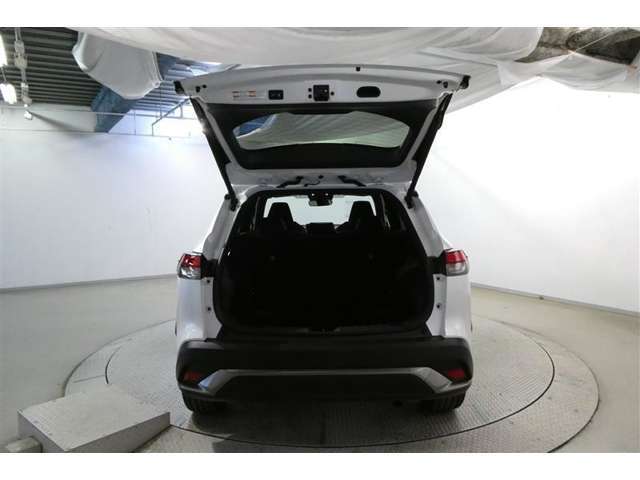 こちらはバックドアを上げた状態です。シートを倒せば荷室のスペースが広くなります！用途に合わせて快適な室内空間を！