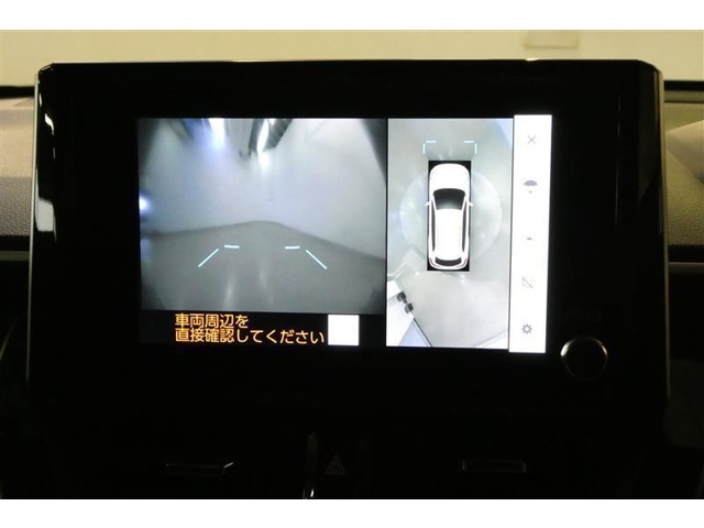 【パノラミックビューモニター】映像で、見づらい車両周辺の確認をアシスト。クルマを真上から見ているような映像を表示。 運転席から確認しにくい車両周囲の状況を把握。