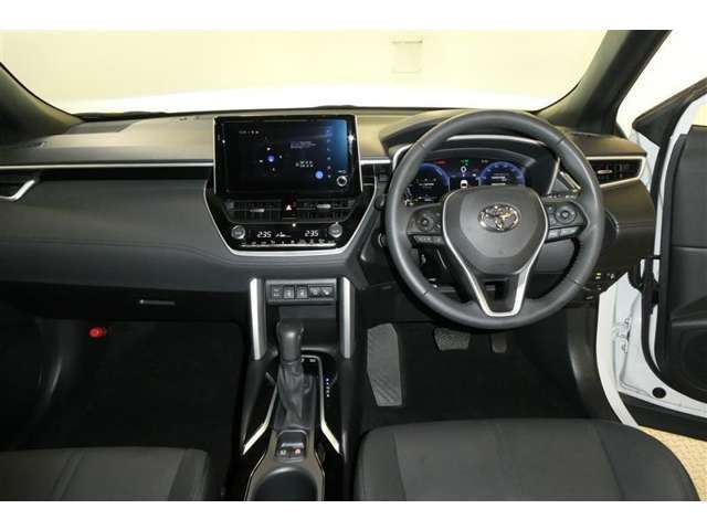 運転席周りのレイアウトをご覧ください。ナビゲーションが綺麗に装着されスッキリ収まってますね！操作スイッチも手が届きやすくわかりやすいです！
