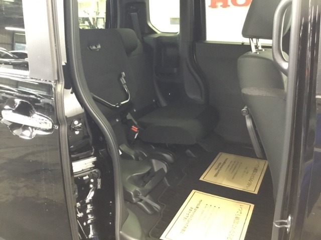 後席の座面をはねあげると、後席のあったスペースがそのまま高さのある荷室空間に！背の高い荷物も横にせずそのまま積み込めます。もちろん左右片方だけのアレンジも可能です。