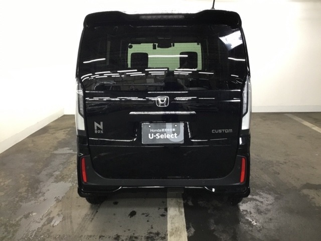スポーティー＆スタイリッシュな、大型テールゲートスポイラー。