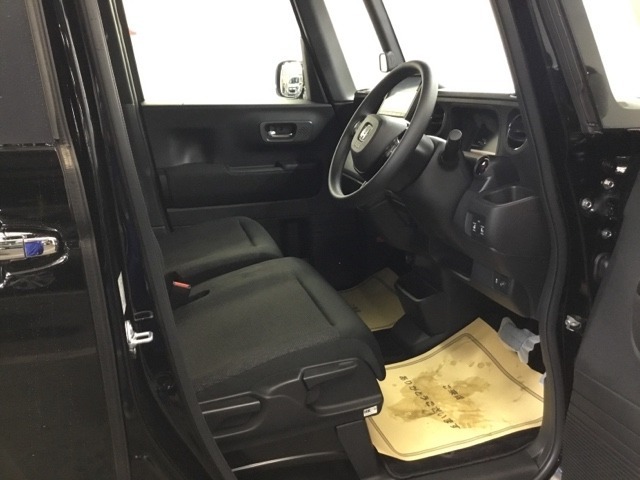 【ベンチシート】運転席と助手席の移動もスムーズ！狭い駐車場での乗り降りや、お子様の乗り降りにも便利です。座席の間にコンソールボックスやドリンクホルダーがないため、車内空間が広く感じます。
