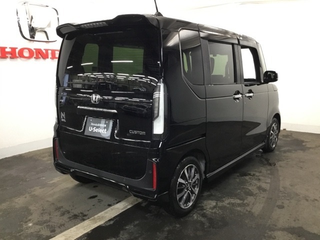 プライバシーガラスが装備されています。外を見るときには気にならずに、後方車両からは車内が見えにくい設計になっております。