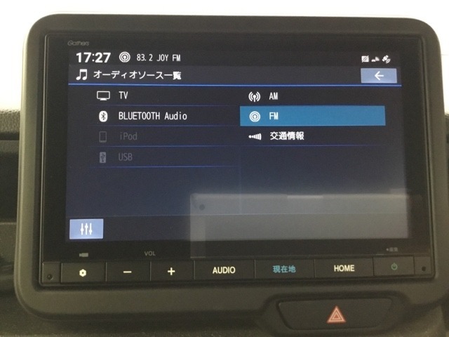 ナビ機能だけでありません。お持ちのスマートフォンと連携して、ナビやBluetoothでの音楽再生が可能です。デザインはもちろん、操作性も良好です。