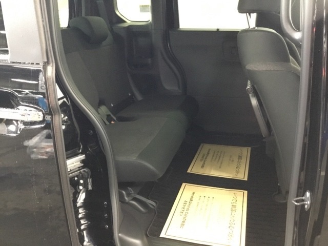 ホンダ車の低床ボディは、チャイルドシートへのお子さまの乗降や荷物の積載もスムーズ。足元もゆったりとしていますので、おくつろぎいただけます。