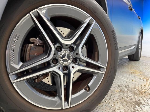 ●純正19インチアルミホイール：輸入車ならではの卓越した走りを支えるホイールと足回りです！日本車の走りに慣れている方にもぜひ体感して頂きたいほど、高いレベルでまとまっています！