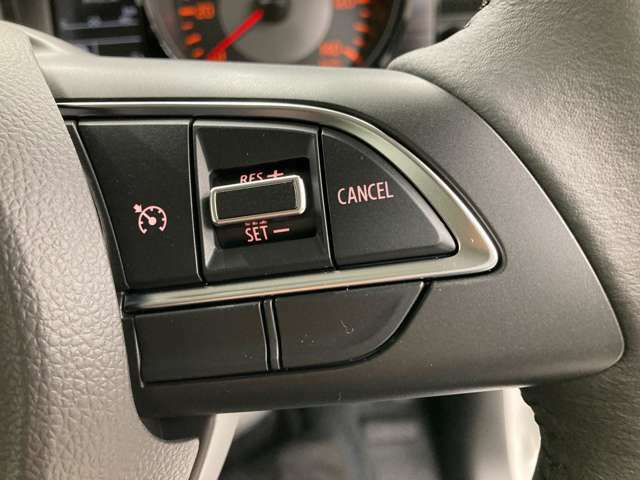 運転席操作部は直感的な配置で、操作が簡単。ドライバーの快適性を考えた設計です。