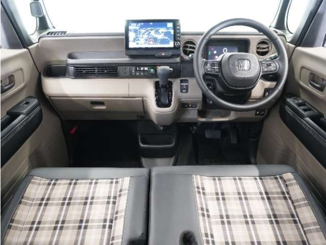 視界広々で運転しやすくロングドライブでも疲れを感じさせないすっきりとまとまったインパネ周りです。