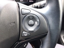 【アダプティブ・クルーズ・コントロール】予め設定した車速内でクルマが自動的に加減速。 前走車との適切な車間距離を維持しながら追従走行し、高速道路でのドライバーの疲労を軽減してくれる嬉しい機能付♪