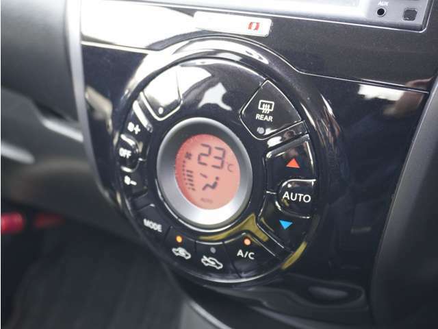 オートエアコンで快適な車内温度を演出してくれます！