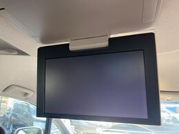 【フリップダウンモニター】大画面モニターで後席でもエンタメをお楽しみいただけます。小さなお子様にも大人気の装備です♪