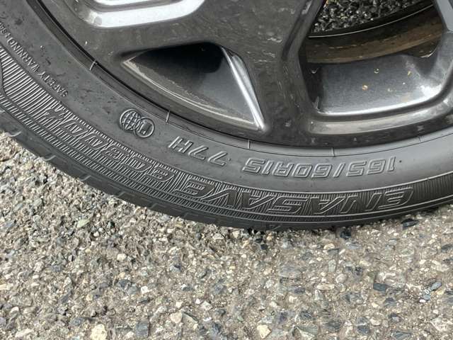 純正ホイールを装着しております。車両に関してのご質問は、スタッフまでお気軽にお問合せ下さい！TEL：0439-88-6662