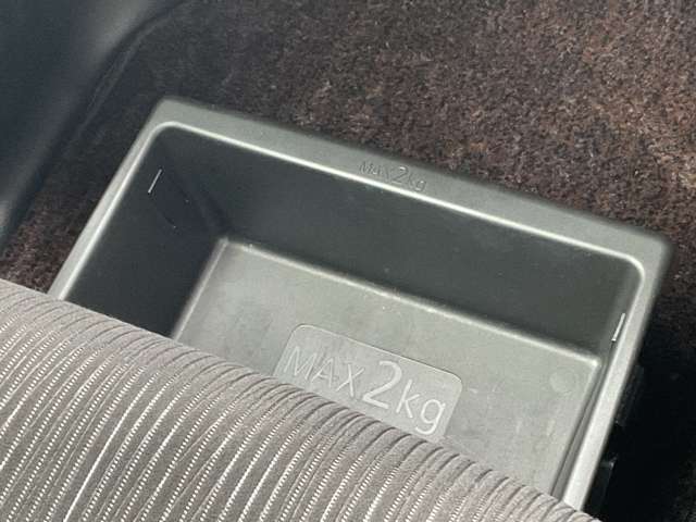 助手席にはアンダートレイも備えちょっとした収納に便利です。