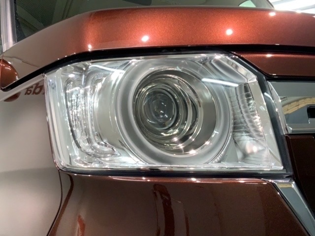 LEDヘッドライトは、点灯の瞬間から最大光量を発揮し、突然暗くなるトンネルなどでの安定感を高めます。