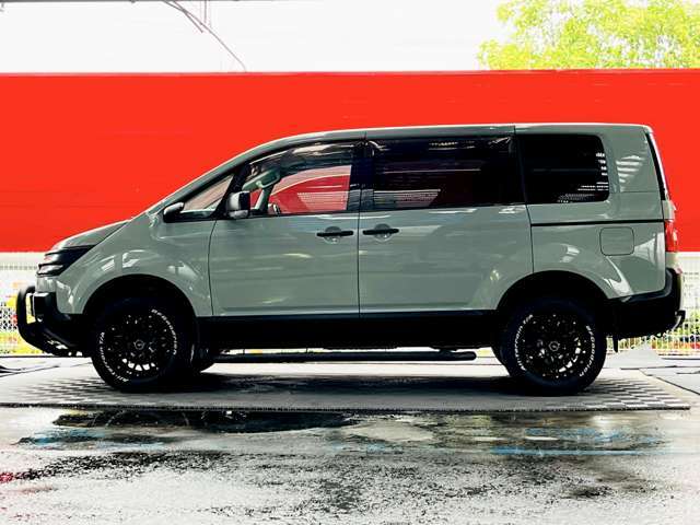 両側パワースライドドアなら、荷物で両手が塞がっていても、狭い場所での乗り降りも楽々です。