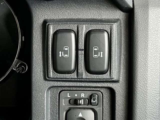 両側電動スライドドアです！