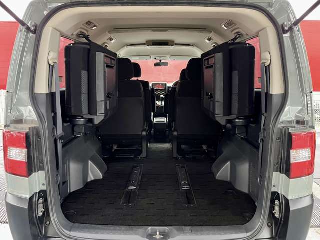 3列目シートを跳ね上げると、広々としたラゲッジスペースとなります。高さのある物や長尺物も楽々積み込む事ができます。