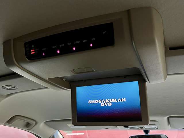 後席モニターが備わっていますので、小さなお子様がいる方には重宝します。お好きなTVやDVDなどお楽しみいただけます。