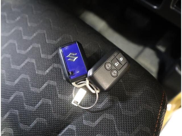 リモコンキーを取り出さなくてもエンジンのON/OFFやドアの開錠・施錠がスイッチ一つで行えるスマートキーです♪スペアキーもあります。
