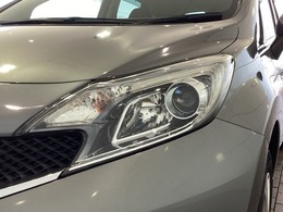 LEDヘッドライトは、点灯の瞬間から最大光量を発揮し、突然暗くなるトンネルなどでの安定感を高めます。