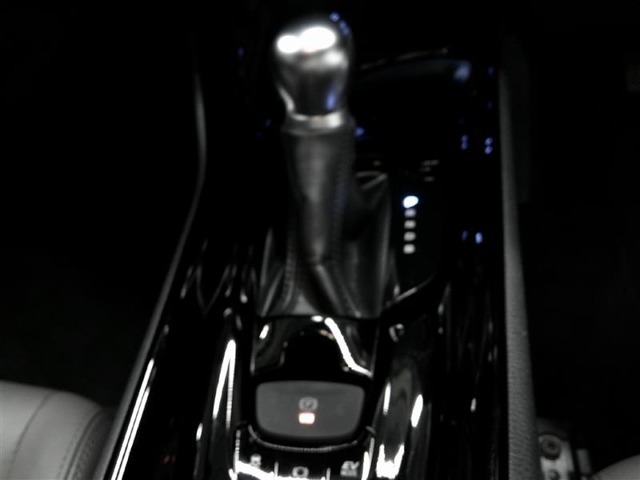 電動パーキングブレーキ。自動または手動でパーキングブレーキをかける・解除することができます。