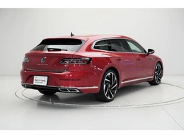 【リヤスタイル】流麗なリアのフォルムもアルテオンの魅力です。ルーフが後方へ伸ばされ、ボディの後方部にはワゴンのようなリヤゲートが採用されています。