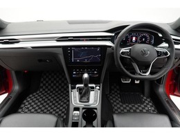 【インパネ】水平基調の開放感に溢れたインテリア。ワイドな室内幅がさらに広く感じられます。