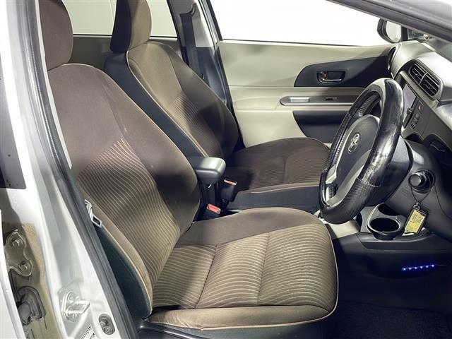 【運転席】座り心地が良いシートなので長時間の運転でも快適にお過ごしいただけます。新品のフロアマットのご注文も可能です。掲載箇所以外にご希望の写真がございましたらお気軽にお問い合わせ下さい。