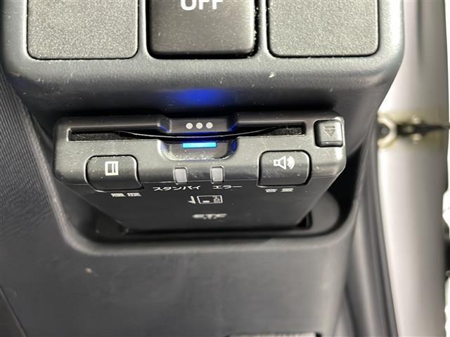 【ETC】有料道路を利用する際に料金所で停止することなく通過できる、ETC車載器（ノンストップ自動料金収受システム機器）が装備されています。セットアップを行うことで利用可能になります。