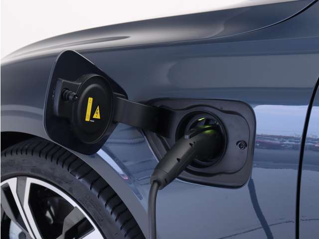 専用コードを接続するだけで簡単に充電が行えます。プラグインハイブリッドモデルRecharge T6 AWD PHEVは、走行中の充電のほか、自宅などに設置された充電機器からの充電が可能です。