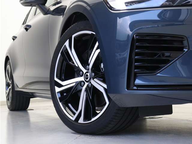 ダイヤモンドカット/ブラック5トリプルスポーク8.0J×19インチアルミホイール。衝突回避・被害軽減ブレーキシステムやパイロット・アシストなど、数多くの先進安全・運転支援機能を標準装備。
