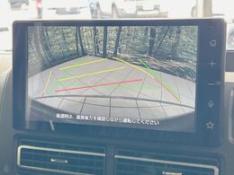 【バックカメラ】駐車時に後方がリアルタイム映像で確認できます。大型商業施設や立体駐車場での駐車時や、夜間のバック時に大活躍！運転スキルに関わらず、今や必須となった装備のひとつです！