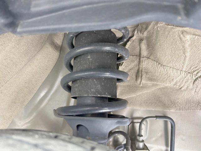お車を安心してお乗りいただく為には、足回りの定期点検が欠かせません。サービスサポート（有償保証）では無料点検もご提供しており、安心のカーライフをお過ごしいただけるサポート体制が整っています。