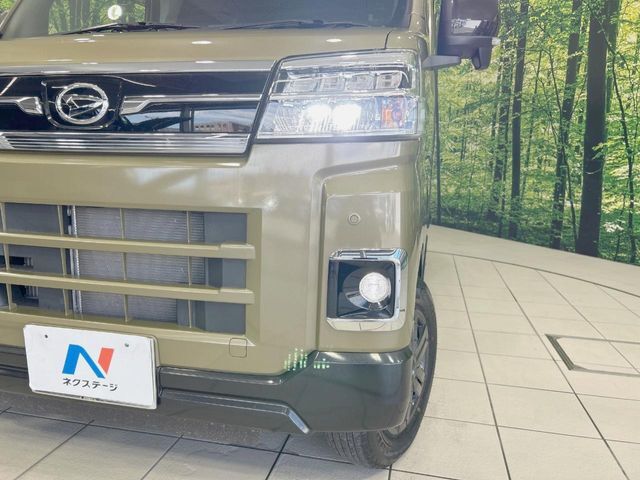 【LEDヘッドライト】悪天候や夜間走行時も良好な視界を確保し安心して運転できる高輝度LEDヘッドライトを装備！点灯速度が早く、消費電力も抑えられています。