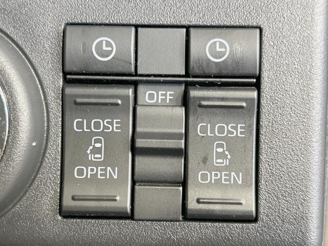 【両側パワースライドドア】スマートキーや運転席のスイッチで後席両側スライドドアの開閉が可能♪電動だから力を入れてドアを開ける必要が無く、小さなお子様でも簡単に開け閉めでき快適です♪