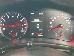 タコメーター付きのメーターです。瞬間燃費や平均燃費、航続可能距離が表示可能で、必要な情報を一目で確認できます。