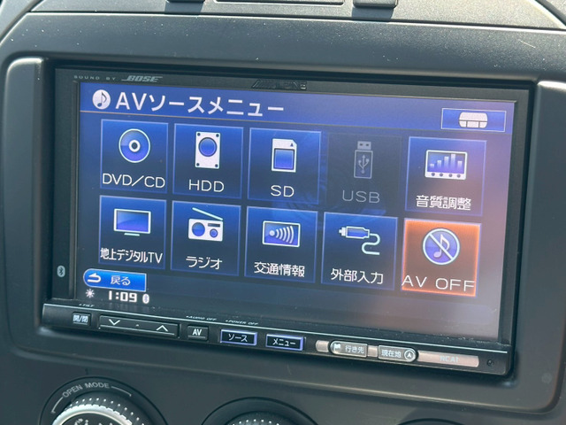 【CD・DVD再生】装備。その他ナビゲーション機能ついております。