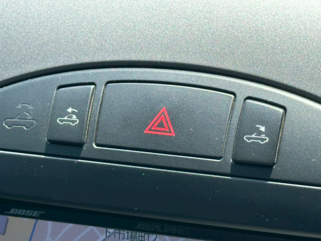 【オープンカー】ボタン1つで電動開閉となります。