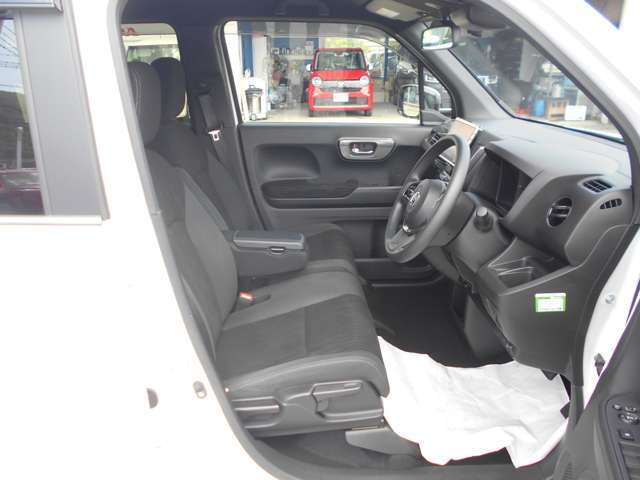 運転席は、シートの高さを調節できて、シートヒーターがついています♪