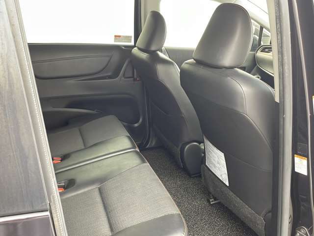 【運転席】座り心地が良いシートなので長時間の運転でも快適にお過ごしいただけます。新品のフロアマットのご注文も可能です。掲載箇所以外にご希望の写真がございましたらお気軽にお問い合わせ下さい。